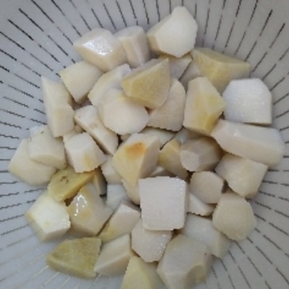 昨晩いただいた里芋を今調理してます(^_^)
半分煮物、半分冷凍します♪
冷凍保存は初です◎